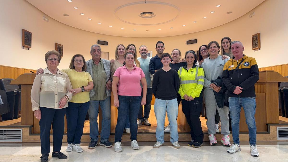 Sagredo, Mora y Andrea López con el Grupo de los Vestidores de la Virgen.