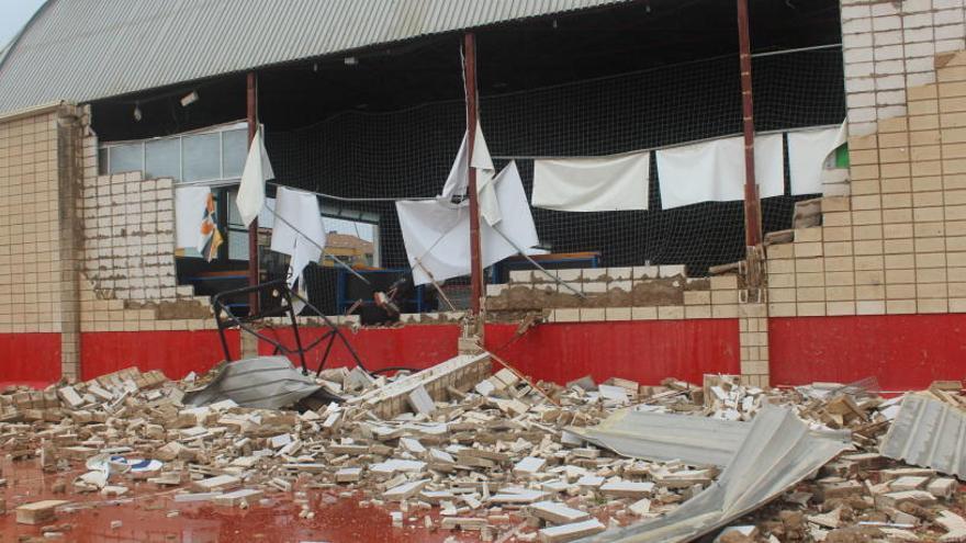 Un tornado destruye en Dénia el pabellón, arranca árboles y tumba muros