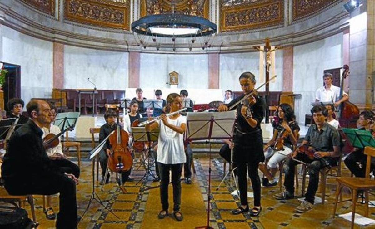 Alumnes de l’Escola de Música de Barcelona a l’oratori de Sant Felip Neri de Gràcia, ahir. Alumnes de l’Escola de Música de Barcelona a l’oratori de Sant Felip Neri de Gràcia, ahir.