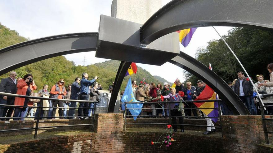 Participantes en uno de los homenajes anuales que acoge el pozo Fortuna. | LNE