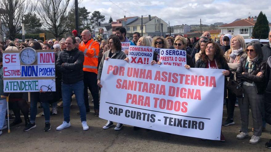 Participantes en la protesta, ayer frente al PAC de Teixeiro. |   // LA OPINIÓN