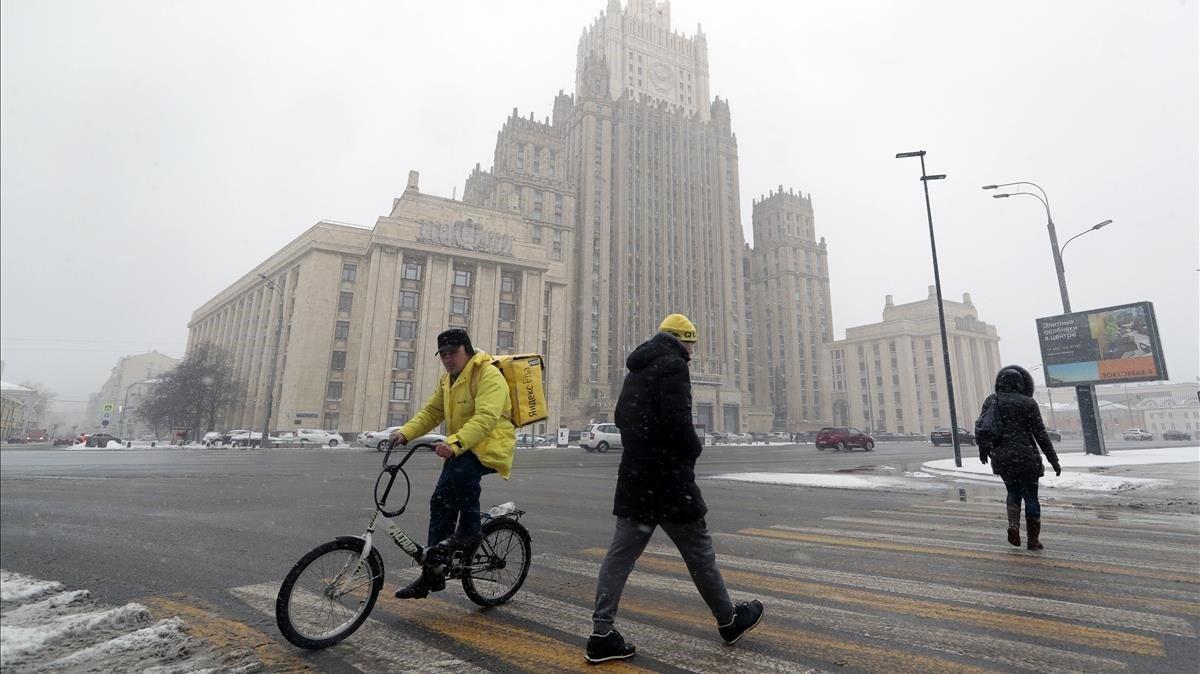 zentauroepp52984498 moscow russian federation 31 03 2020 pedestrians cross 200331191715 zentauroepp52984498 moscow russian federation 31 03 2020 pedestrians cross 200331191715