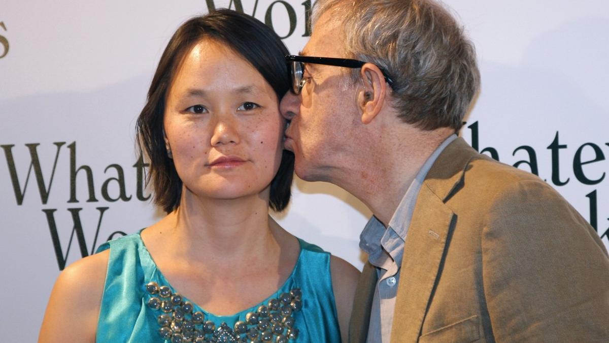 Woody Allen besa a su esposa Soon-Yi Previn, durante una 'premiere' en París, en el 2009.