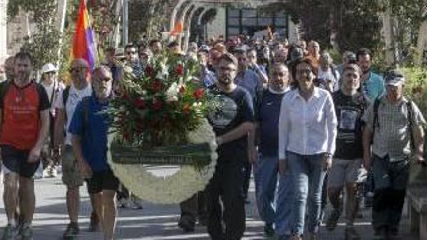 Flores para el poeta Miguel Hernández