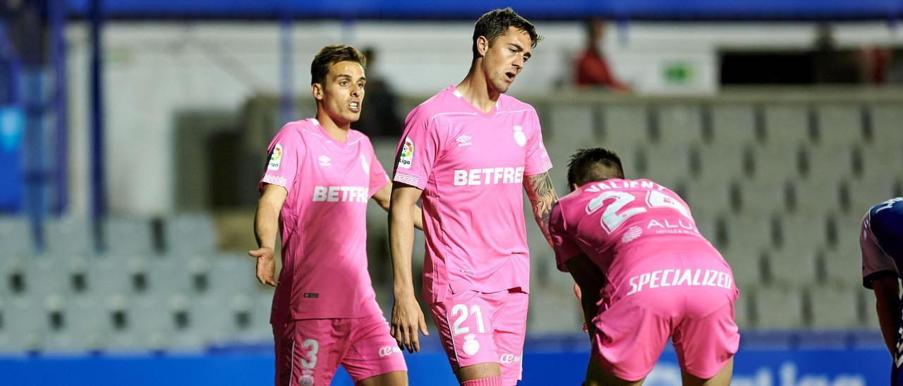 Oliván, Raíllo y Valjent discuten por una jugada.