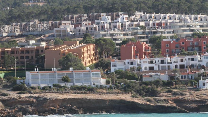 Edificaciones construidas en primera y segunda línea de costa en Cala Tarida.