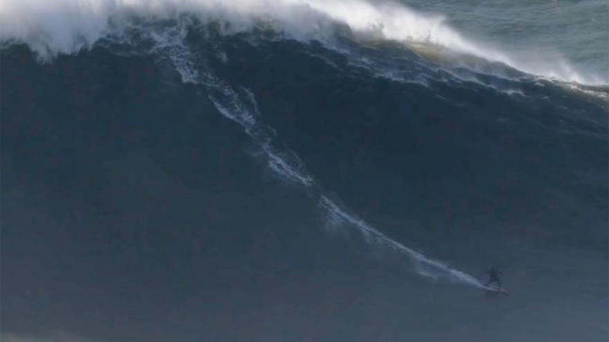 La francesa Justine Dupont 'cabalga' la ola gigante de Nazaré