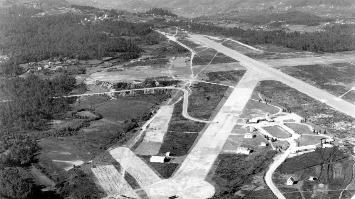 Vista de Peinador en los años 50 en la que se distingue todavía la pista explanada por los vigueses y que fue inútil para la explotación aeronáutica.