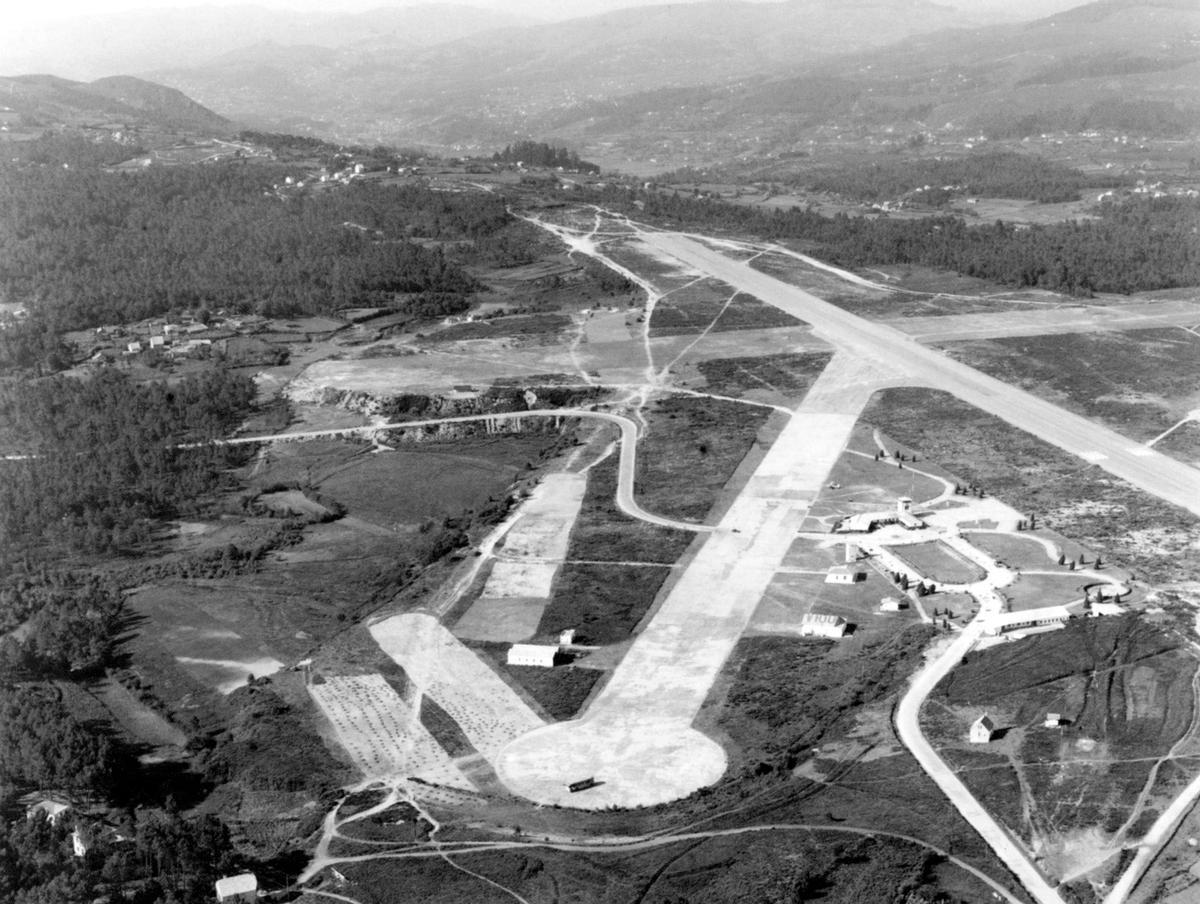 Vista de Peinador en los años 50 en la que se observa todavía la pista explanada por los vigueses y que fue inútil para la explotación aeronáutica.