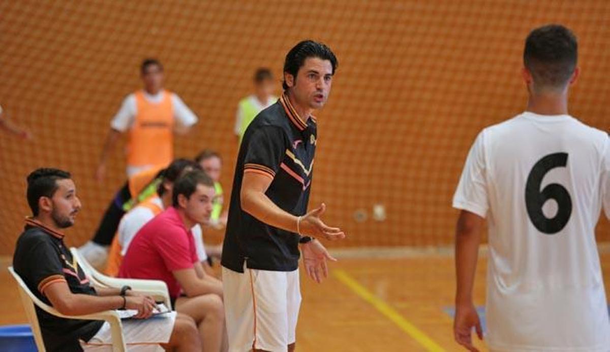 Marlon Velasco dando instrucciones a sus jugadores.