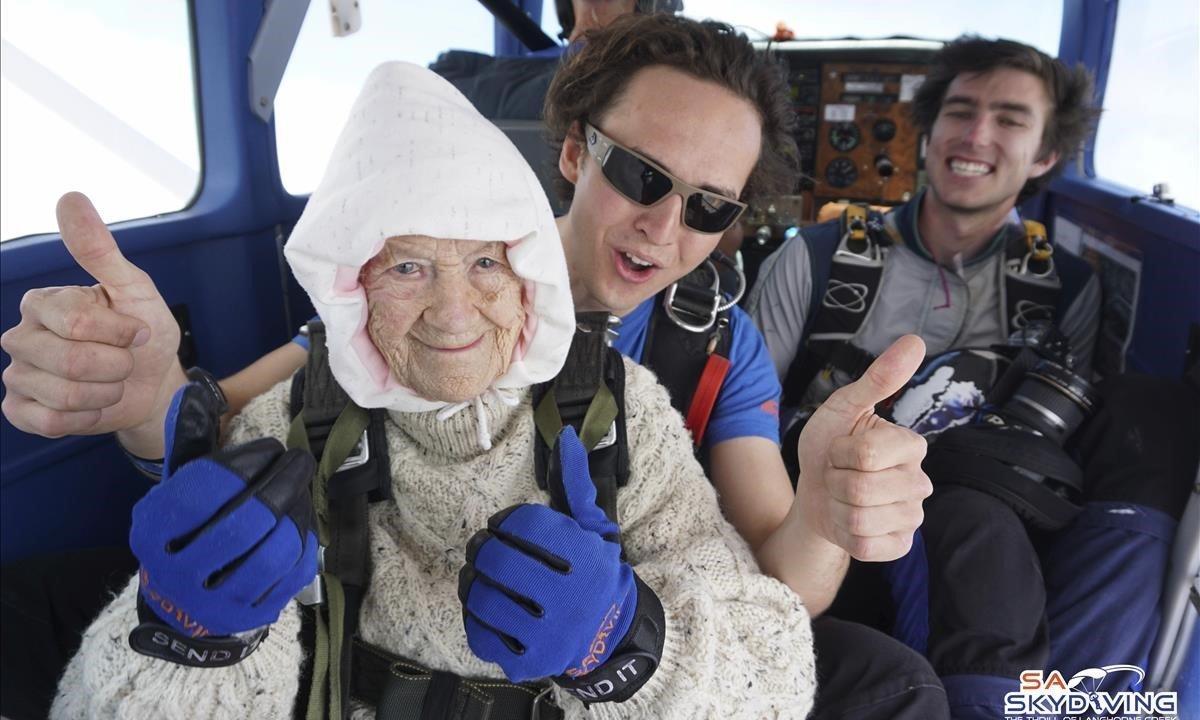 Irene Oa Shea de 102 años de edad antes de realizar un salto con paracaidas en Australia.