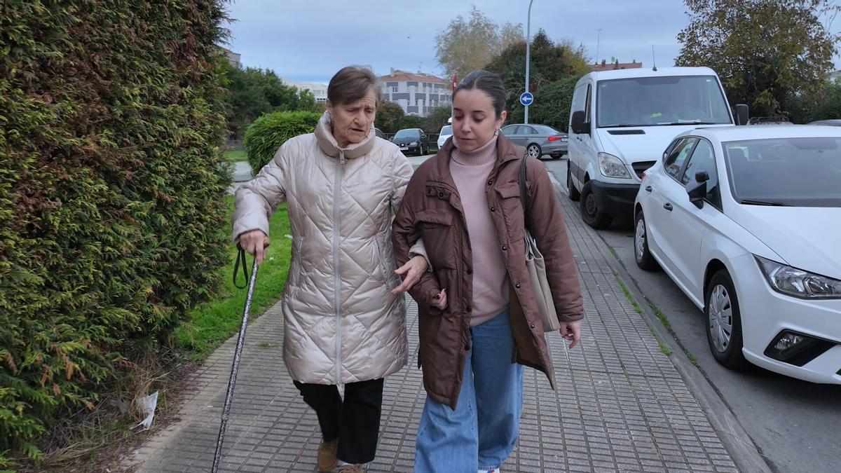 La técnica Marta Espasadín acompaña a una usuaria del programa AcompáñoTE de Cáritas