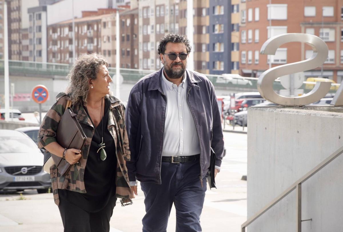 Iván Álvarez Raja, acompañado por su abogada, Verónica Ríos Suárez, a su llegada al Palacio de Justicia de Gijón este viernes.