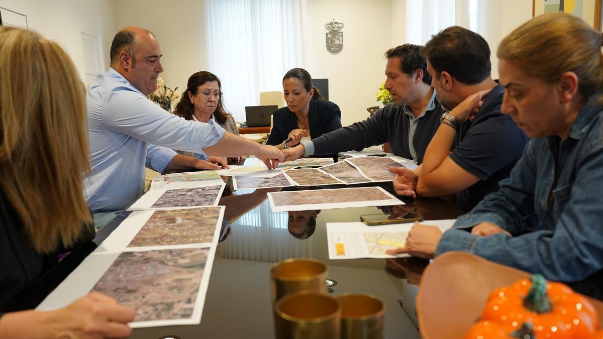Reunión de vecinos de Las Arenas con representantes municipales en Don Benito.