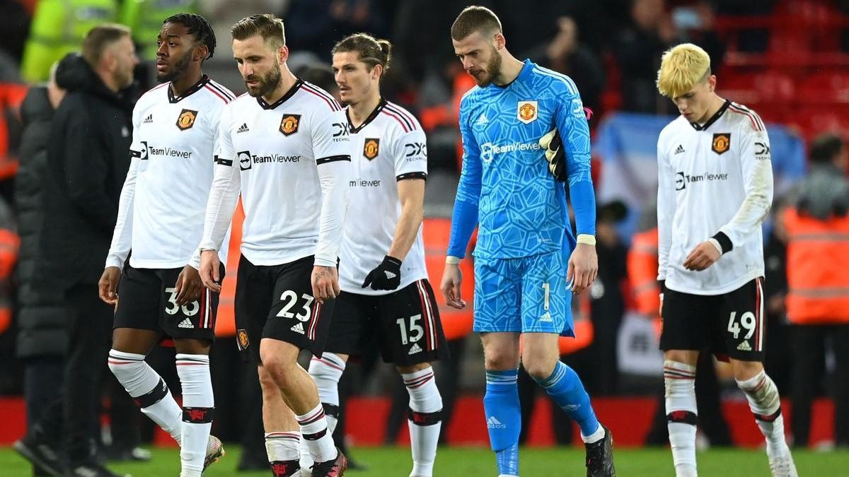 Los jugadores del Manchester United, cabizbajos, tras la goleada sufrida en Anfield.