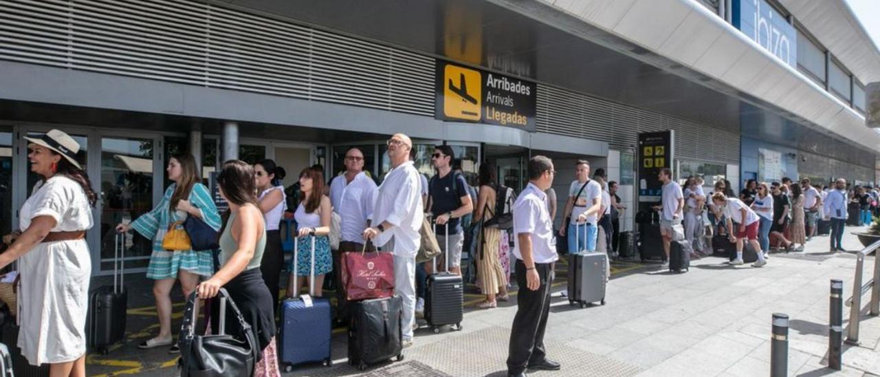 Imagen de colas en el aeropuerto de Ibiza.