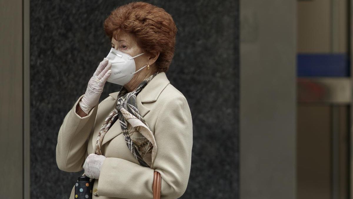 Una mujer porta una mascarilla FFP2.