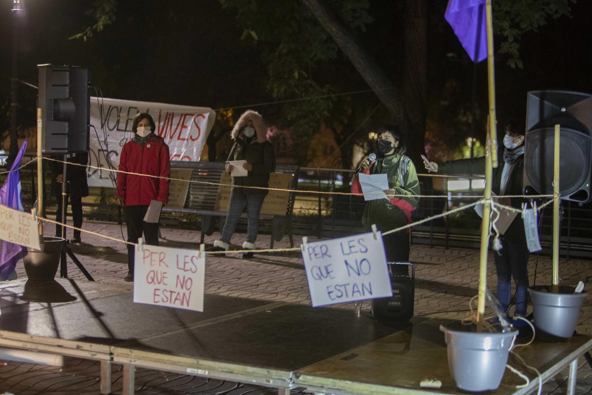 Decenas de mujeres se concentran por el Dia de la Dona en Xàtiva