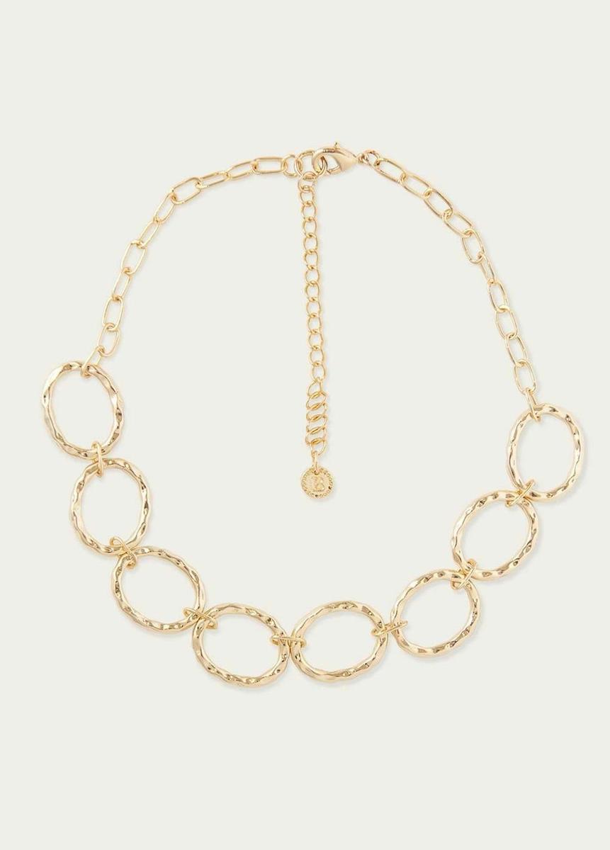 Collar dorado 'estilo choker' con cadena y detalle de aros