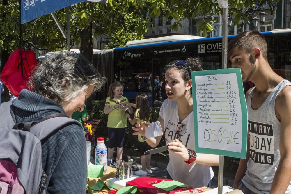 Mercadillo de escolares en el Paseo de Los Álamos