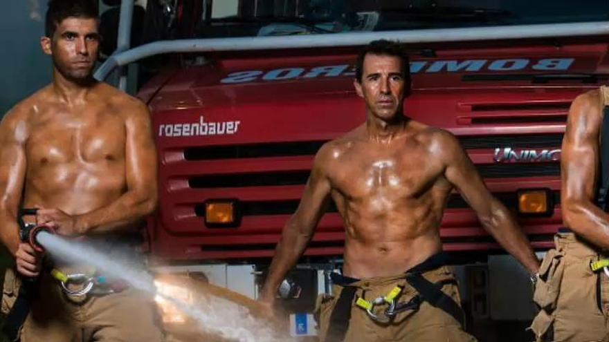 Censuran un calendario de bomberos por ser demasiado sexy