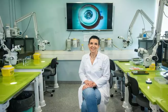 Victoria de Rojas, jefa de Oftalmología del Hospital de A Coruña: "La técnica ha mejorado mucho y ya no se espera a no ver nada para operar cataratas"