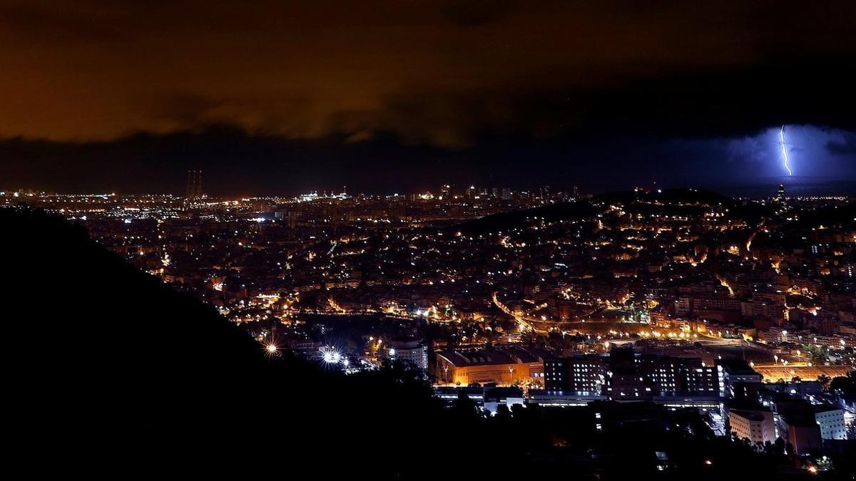 Un rayo cae en el mar, frente a Barcelona, durante la pasada madrugada.