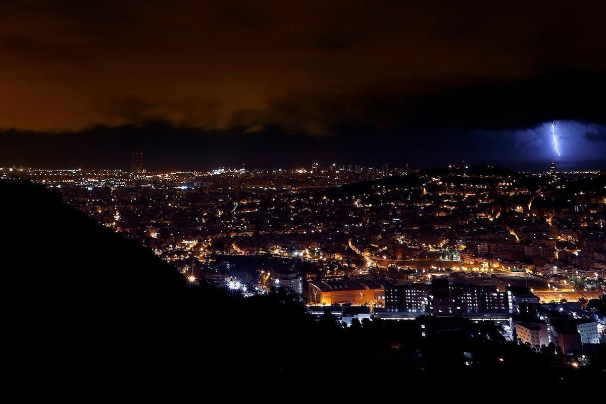 GRAF9202. BARCELONA, 10/09/2019.- Un rayo cae en el mar ante la ciudad de Barcelona durante la madrugada de este martes, tras la llegada de un frente de fuertes lluvias que afectarán al prelitoral y litoral central catalán durante todo el día de mañana, con precipitaciones que pueden superar los 20 litros por metro cuadrado en 30 minutos.- EFE/Alberto Estévez