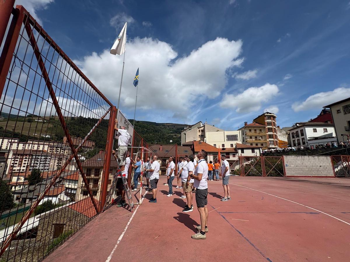 Cangas se rinde a sus gigantes y cabezudos