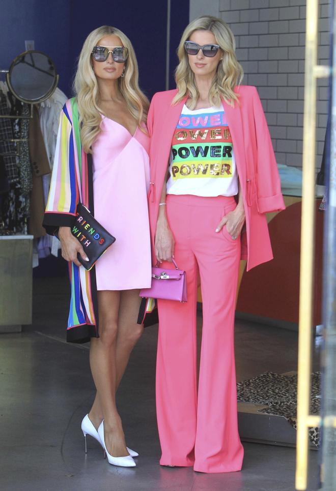 Las hermanas Hilton con estilismos en tonalidades rosas