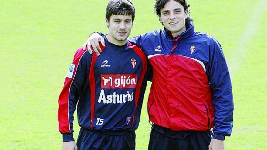 Míchel, a la derecha, junto a Roberto Canella, tras finalizar un entrenamiento en Mareo.