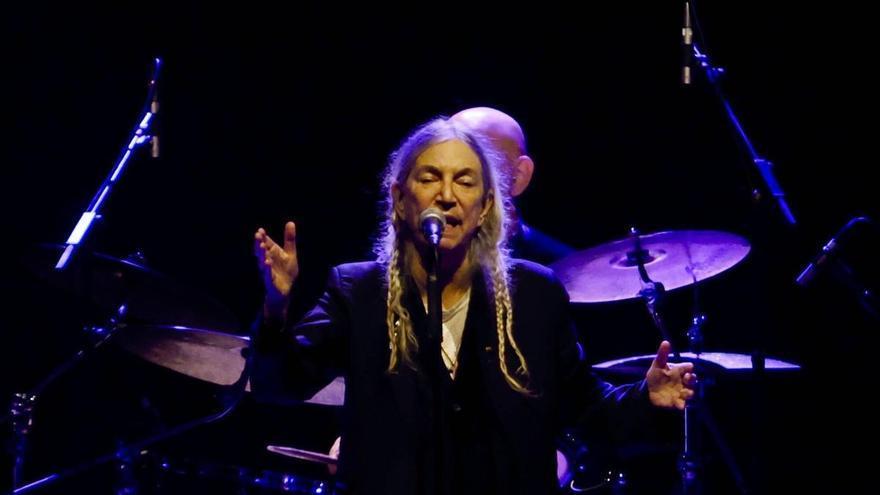 Una incombustible Patti Smith abarrota el Palacio de los Deportes de Gijón a base de rock, cercanía y mensaje: "La vida es lo más preciado que tenemos"