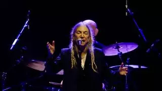 Una incombustible Patti Smith abarrota el Palacio de los Deportes de Gijón a base de rock, cercanía y mensaje: "La vida es lo más preciado que tenemos"
