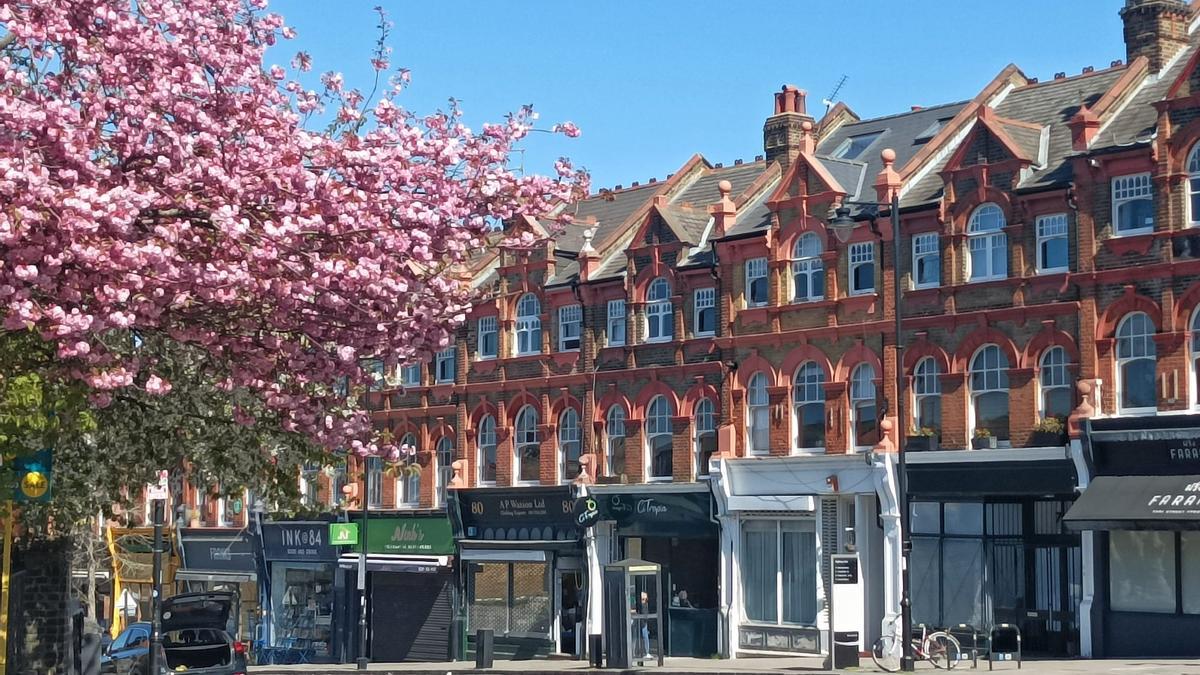 Una vista de un conjunto de casas en Blackstock Road, Londres