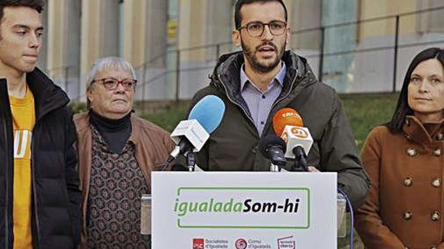 El regidor Jordi Cuadras acompanyat de membres del seu equip