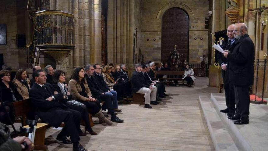 El presidente de la Junta pro Semana Santa (derecha) presentando a la pregonera (segunda por la izquierda).