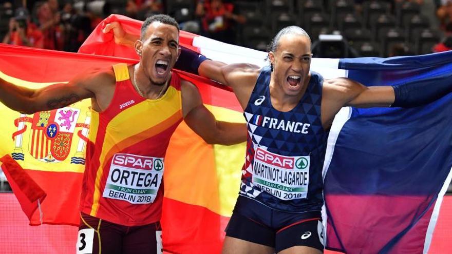 Ortega celebra su bronce con Pascal Martinot-Lagarde.