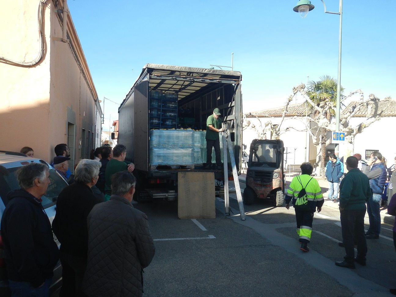 Los camiones de agua llegan a Villaralbo