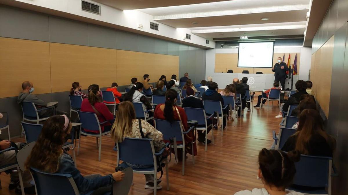 Los niños ganadores y finalistas, en la sede de la Policía Montada en Bellver. | AJUNTAMENT DE PALMA