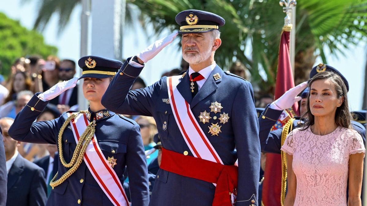 La Reina Letizia, junto al Rey Felipe y la Princesa Leonor en la despedida de la heredera al trono al Ejército