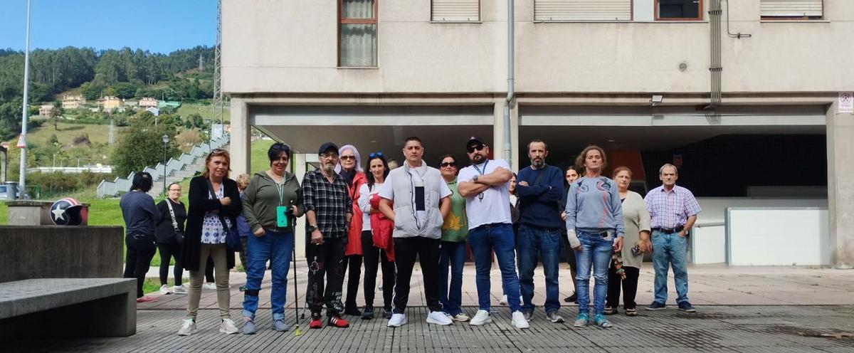 Vecinos de los bloques de Vipasa en La Corredoria.