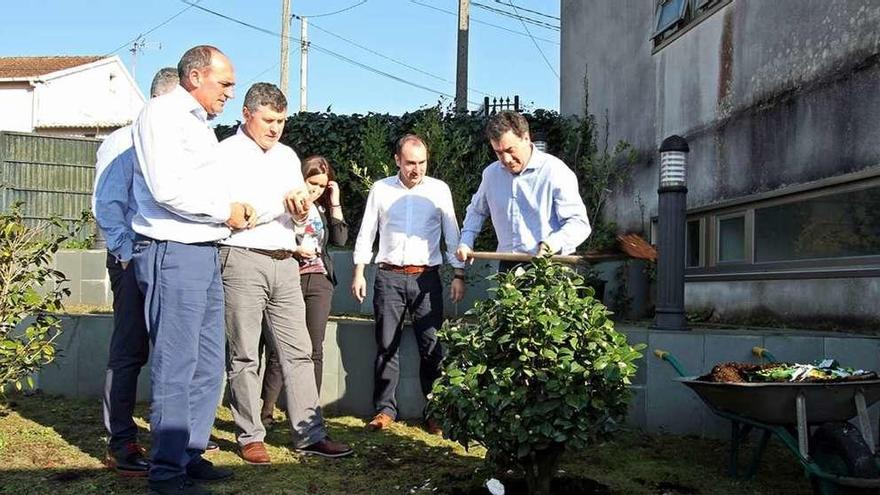 Una camelia para Rosalía  |  El conselleiro de Cultura, Educación e Ordenación Universitaria, Román Rodríguez, participó ayer en los actos de conmemoración del Día de Rosalía con la plantación simbólica de una camelia en su Casa da Matanza. En el acto participaron el presidente de la Fundación Rosalía de Castro, Anxo Angueira; el secretario xeral de Política Lingüística, Valentín García; el delegado territorial de la Xunta en A Coruña, Ovidio Rodeiro; y el alcalde de Padrón, Antonio Fernández Angueira.