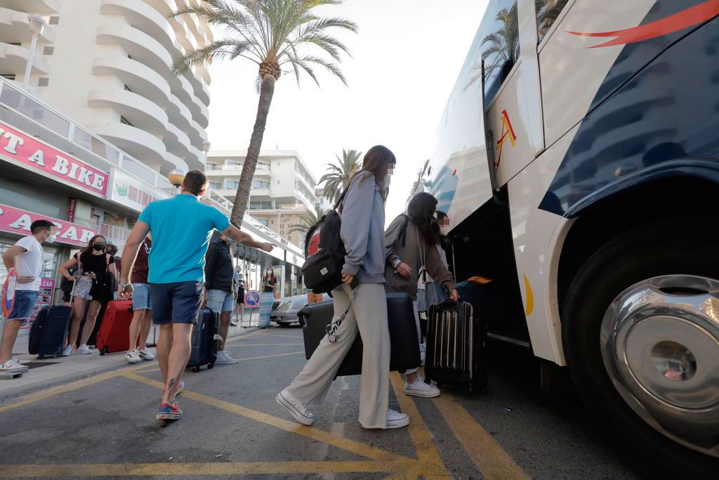 La estudiantes, hasta ahora confinados, en el Puerto de Palma para salir hacia la península