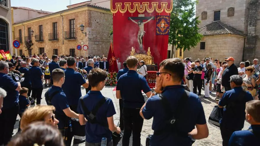 Zamora y sus niños de comunión llevan a la calle la fiesta del Corpus Christi