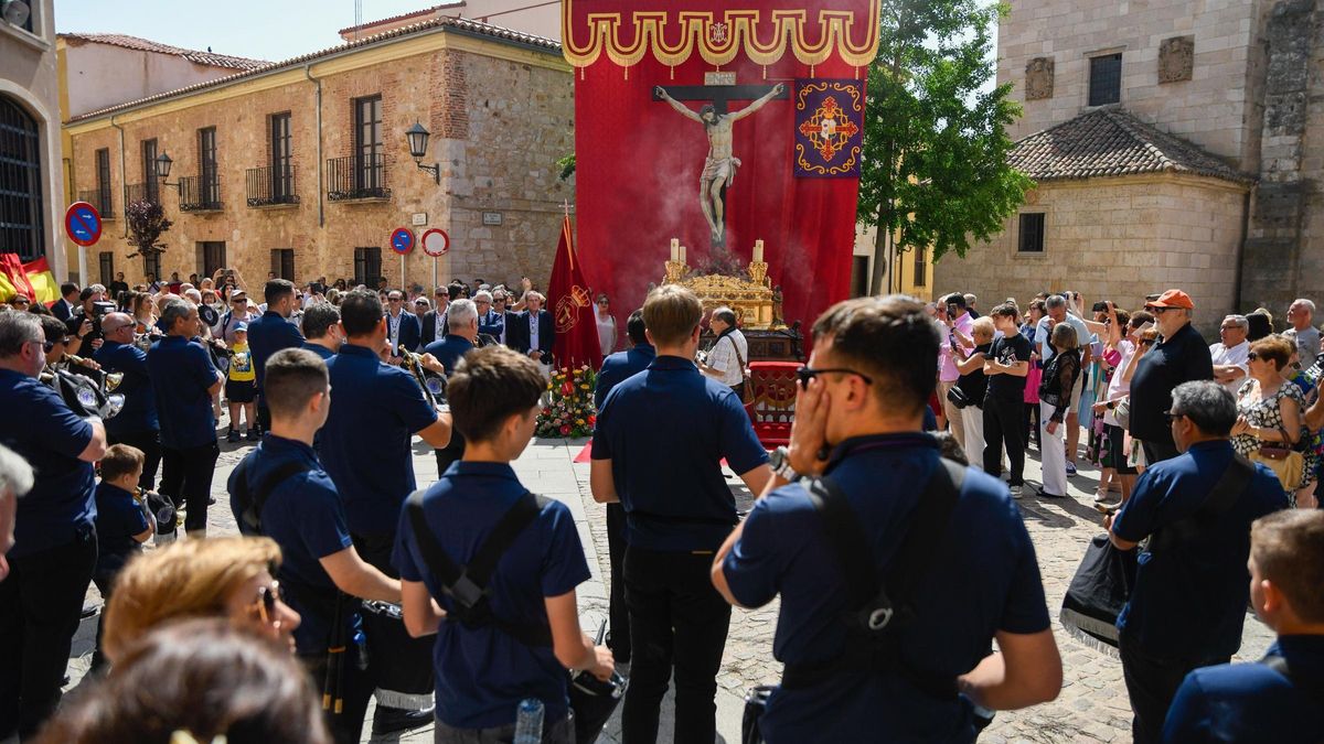 Zamora y sus niños de comunión llevan a la calle la fiesta del Corpus Christi