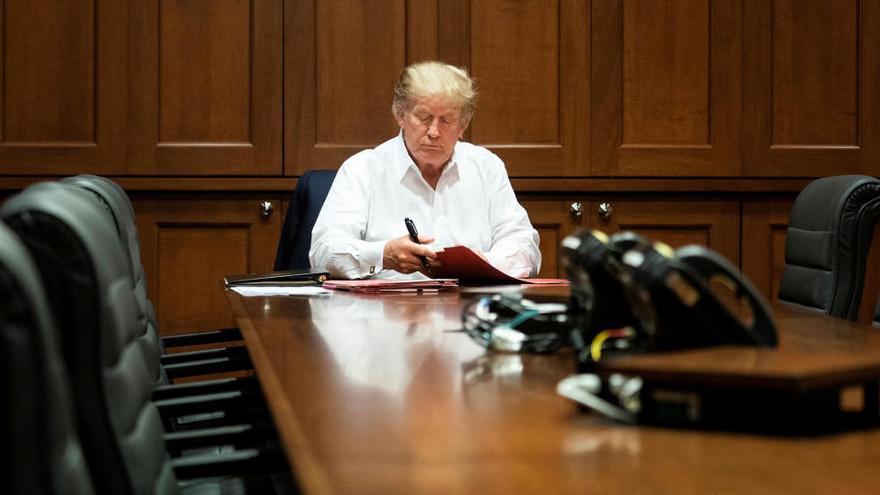 El president dels Estats Units, Donald Trump, treballant a la sala de conferències mentre rep el tractament després d&#039;haver donat positiu en coronavirus