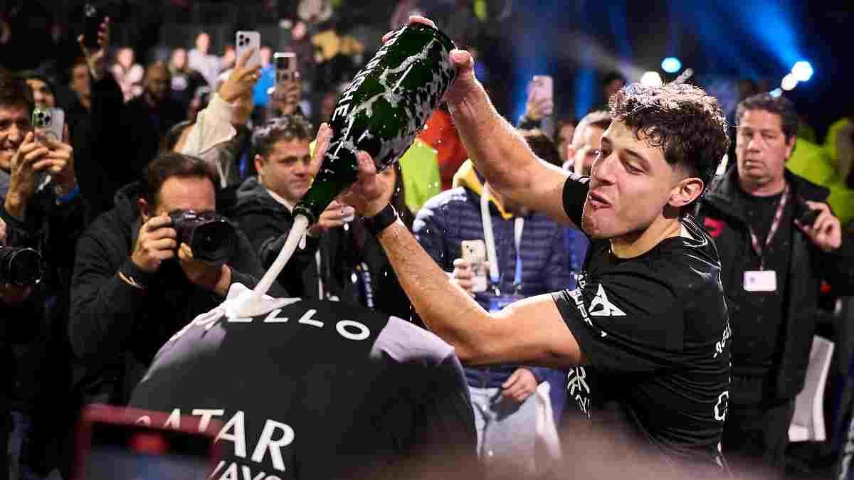 Tapia rocía con cava a su compañero Coello tras ganar el título