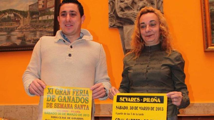 Rubén Sánchez, organizador, y Carmen Barrera, alcaldesa de Piloña, durante la presentación de la feria.