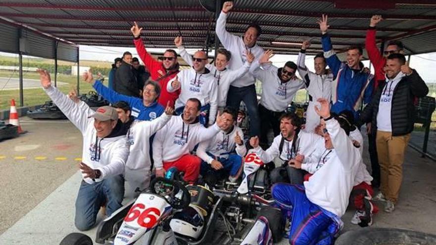 Una veintena de equipos de toda España compiten en los 500 km de karts de Oliva