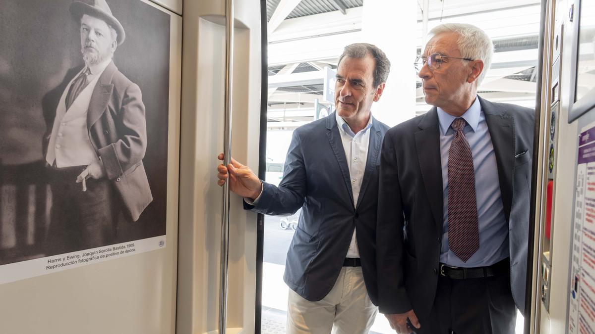 ACTO INAUGURAL DE LA  EXPOSICIÓN JOAQUÍN SOROLLA EN EL AVE. Enrique Varela, director del Museo Sorolla y Antonio Mollá, presidente de la Comisión Permanente de la Fundación Museo Sorolla y bisnieto del pintor (en la foto con corbata).